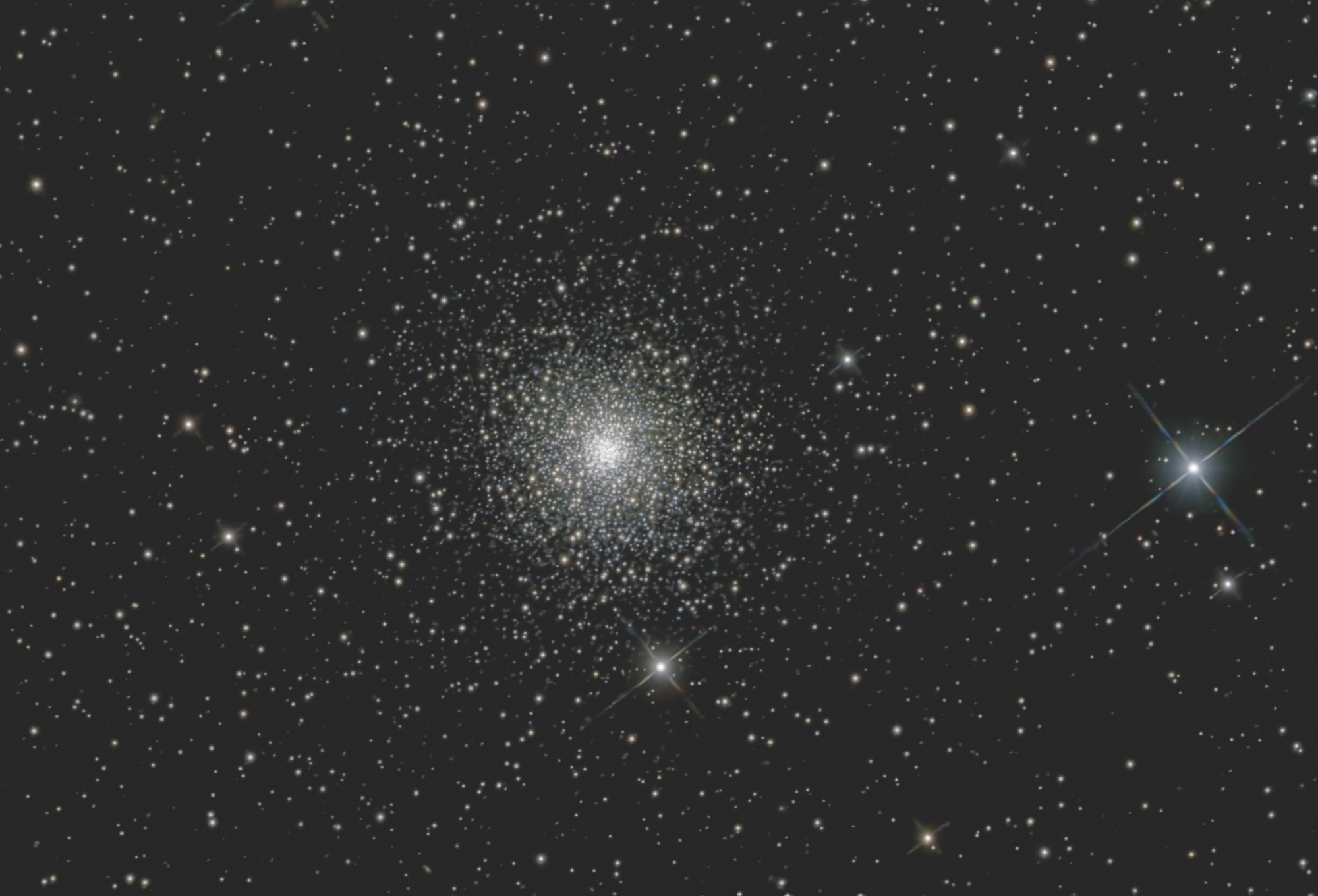 Der Kugelsternhaufen Messier 15 ist einer der dichtesten, die je entdeckt wurden, mit sehr heißen blauen Sternen und kühleren orangefarbenen Sternen, die sich in Richtung seines hellen Kerns konzentrieren. M 15 befindet sich im Sternbild Pegasus, 33600 Lichtjahre von der Erde entfernt.